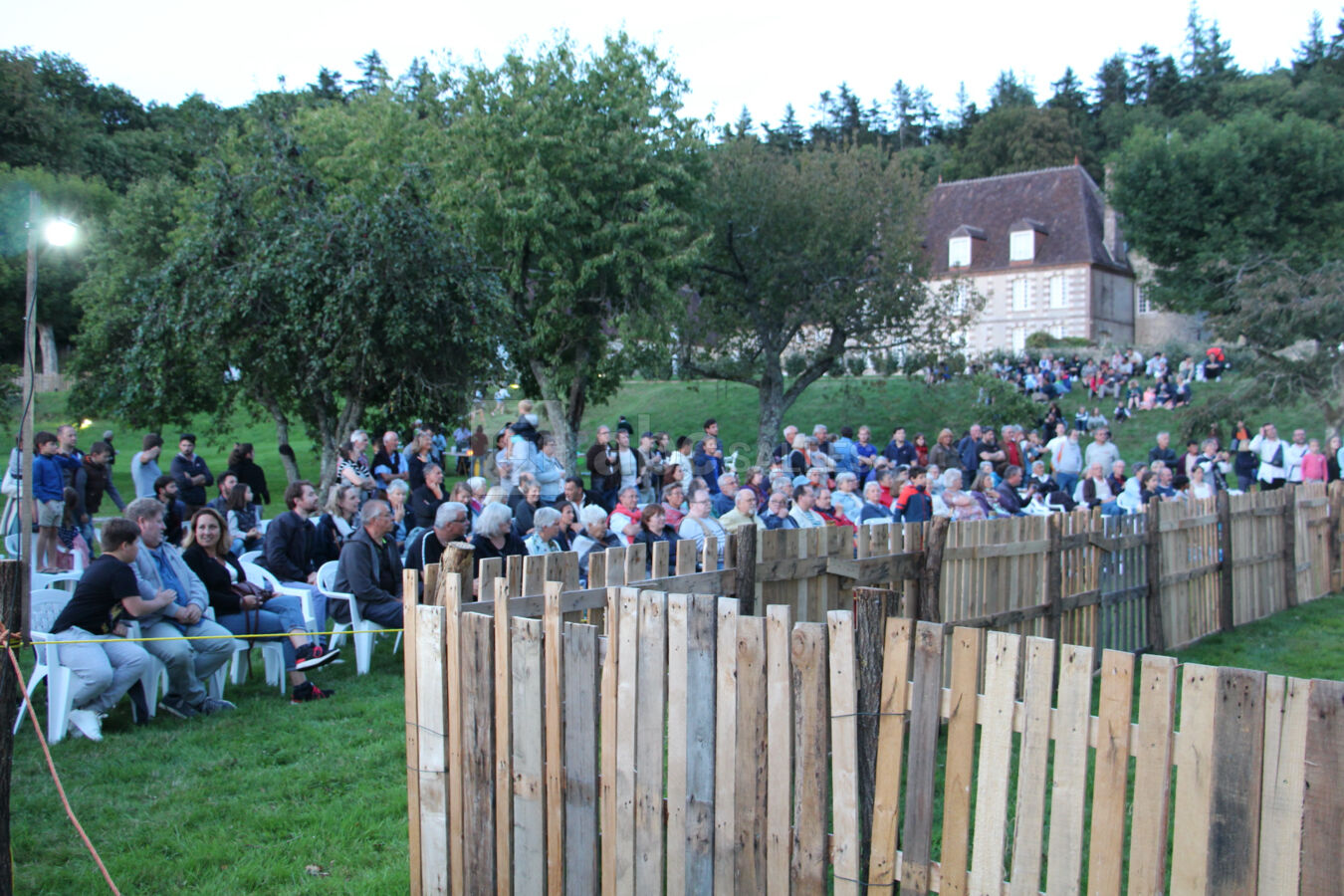 Behourd dans le verger