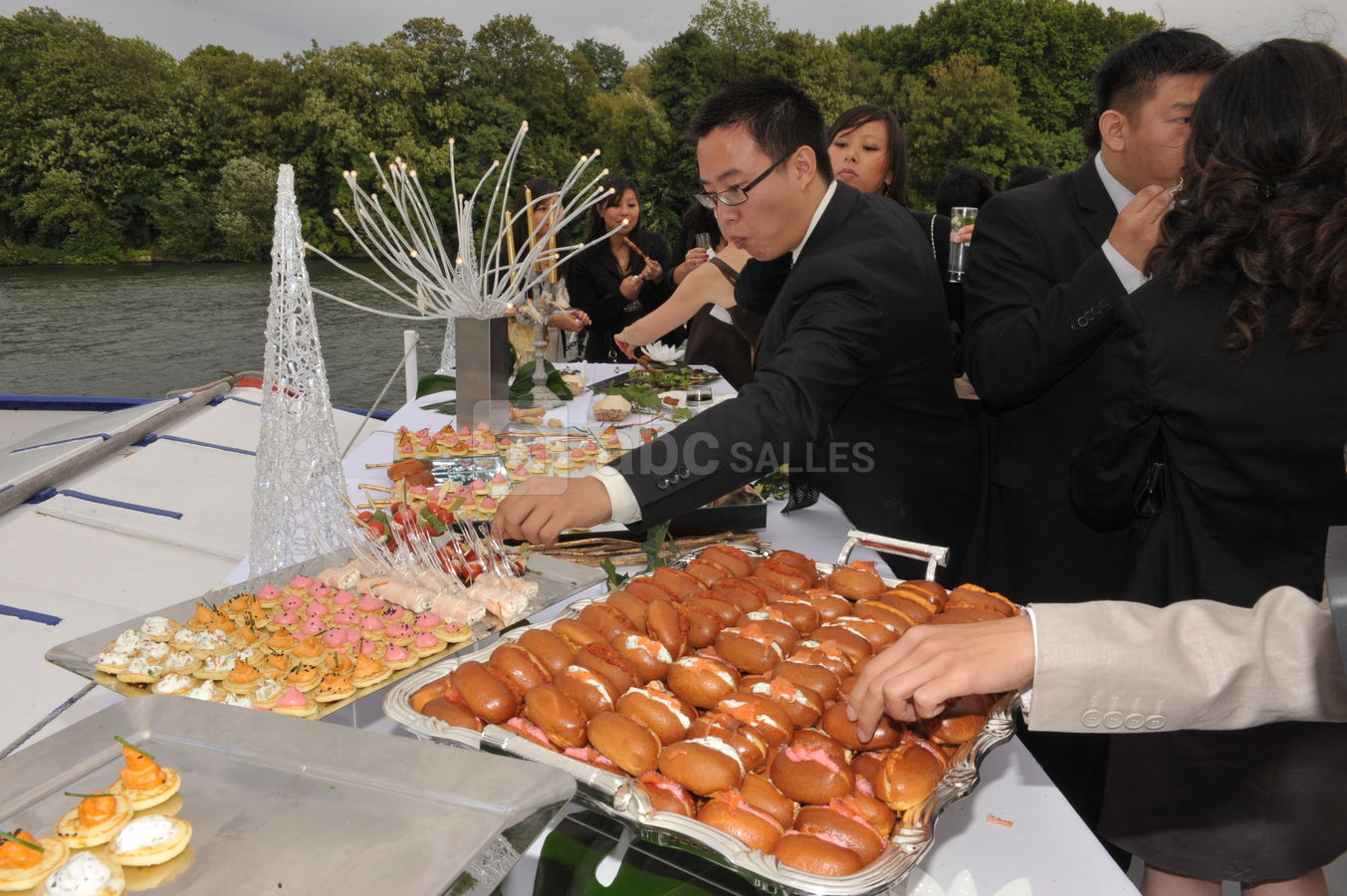Dégustation sur le pont exterieur du bel ami