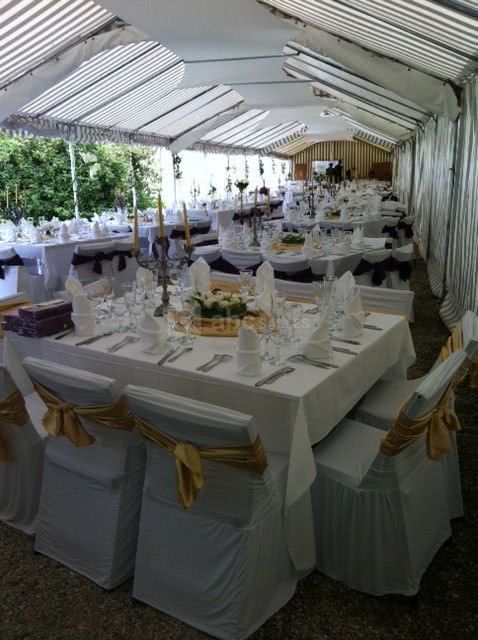 Sous la tonnelle face au chateau