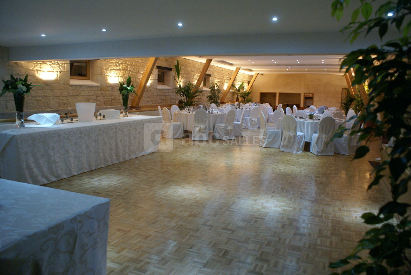Salle avec buffets