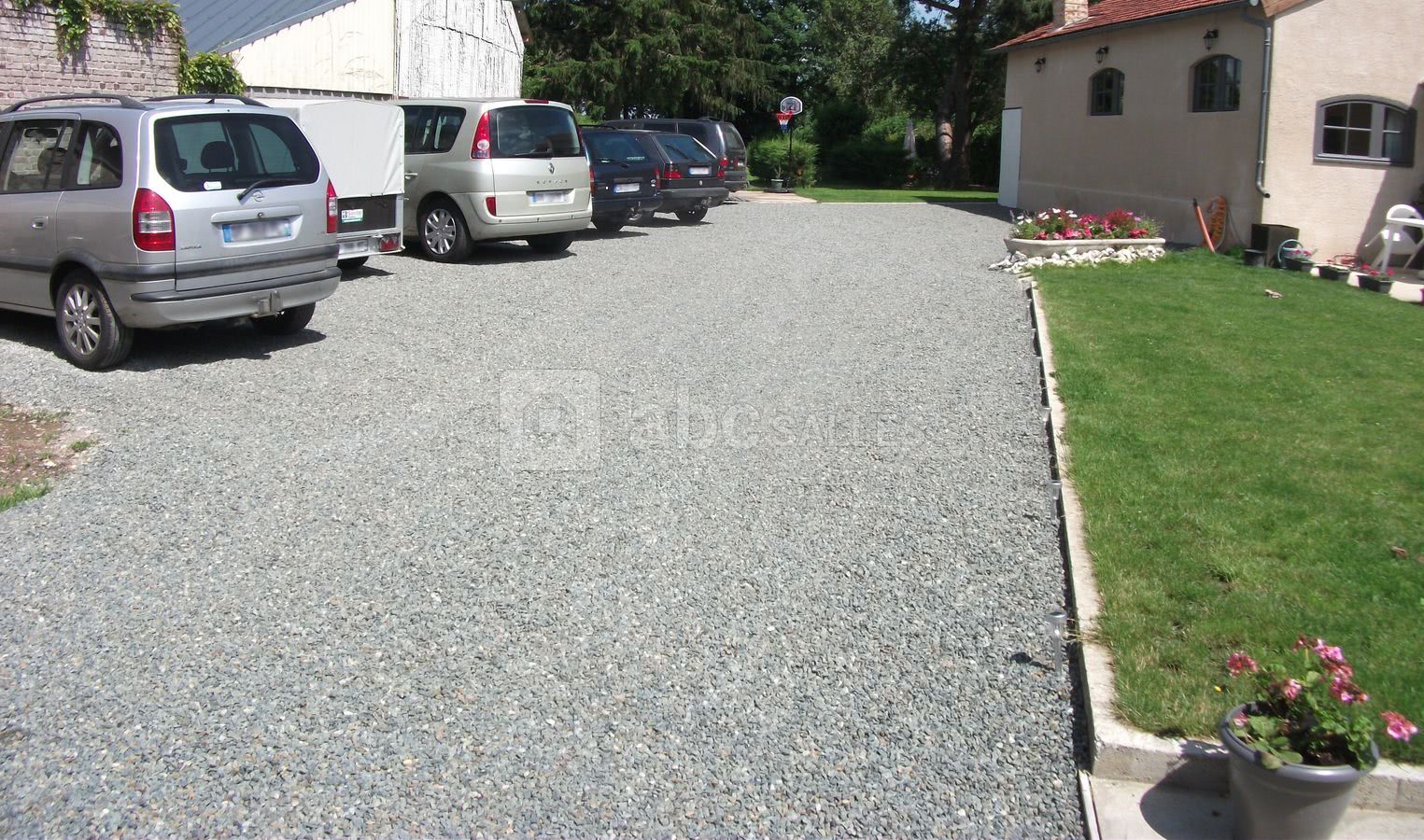 Le parking de 10 places plus une place pour une limousine