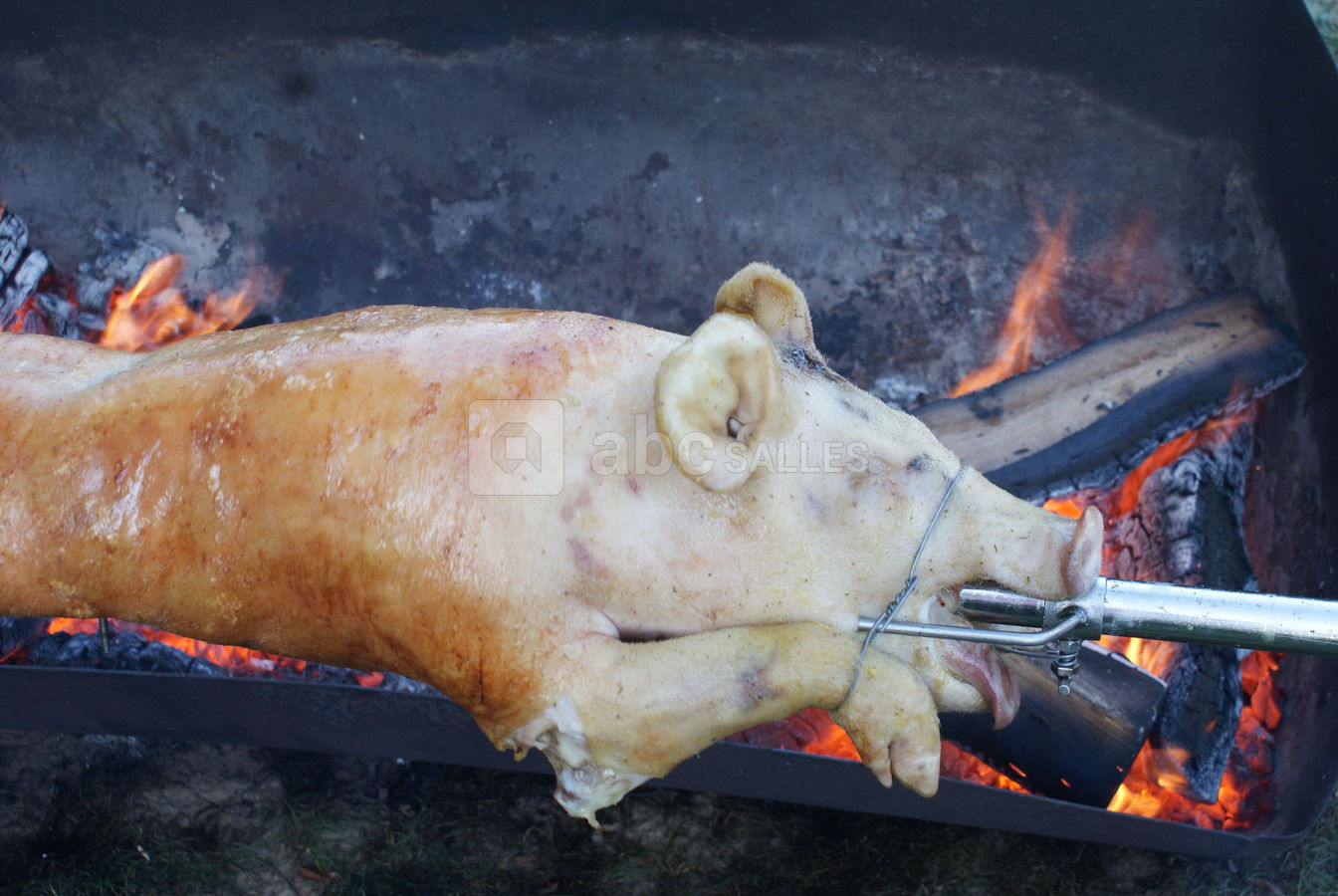 Cochon à la broche, en provenance de la ferme et préparé entièrement par nos soins
