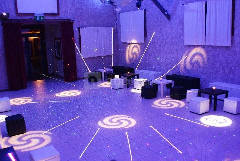 La salle de réception entièrement équipée en son et lumière