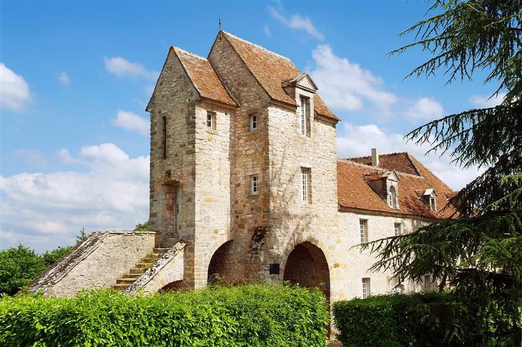 Tour du château de montramé