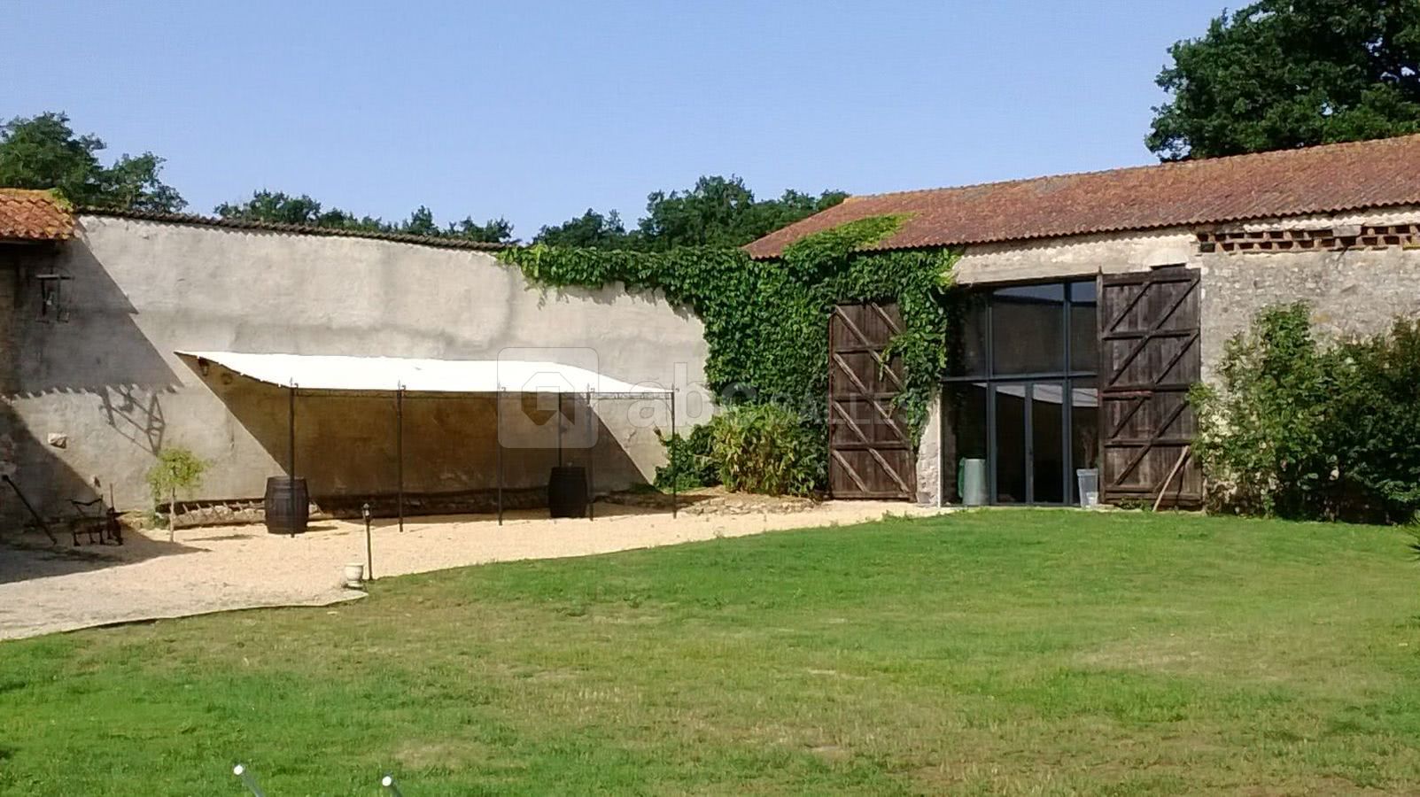 Pergola et entré de la salle
