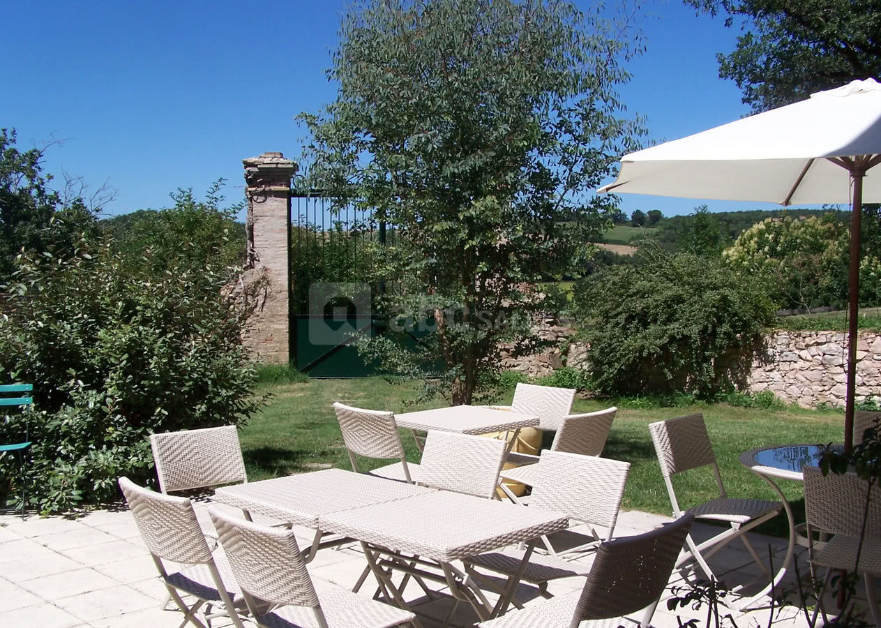 La terrasse devant le chai voûté