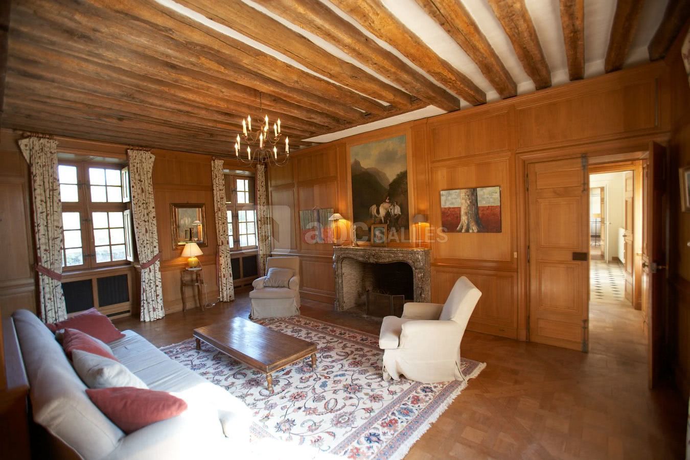 Petit salon de 31 m2, atmosphère chaude et intime