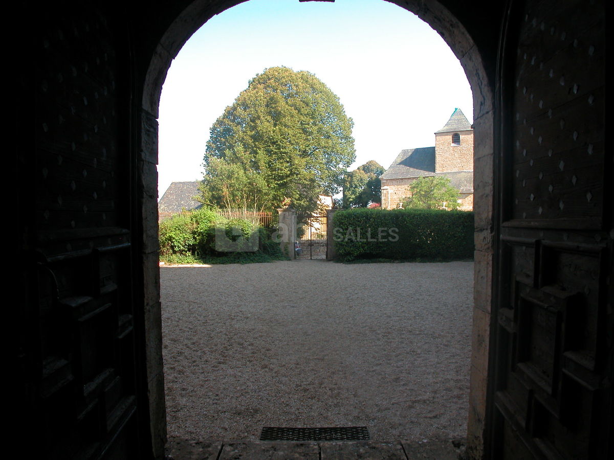 La cour d'honneur vue de l'escalier