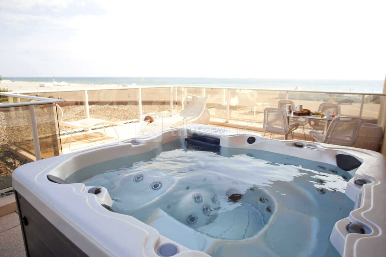 JACUZZI DE LA SUITE PRESTIGE FACE MER