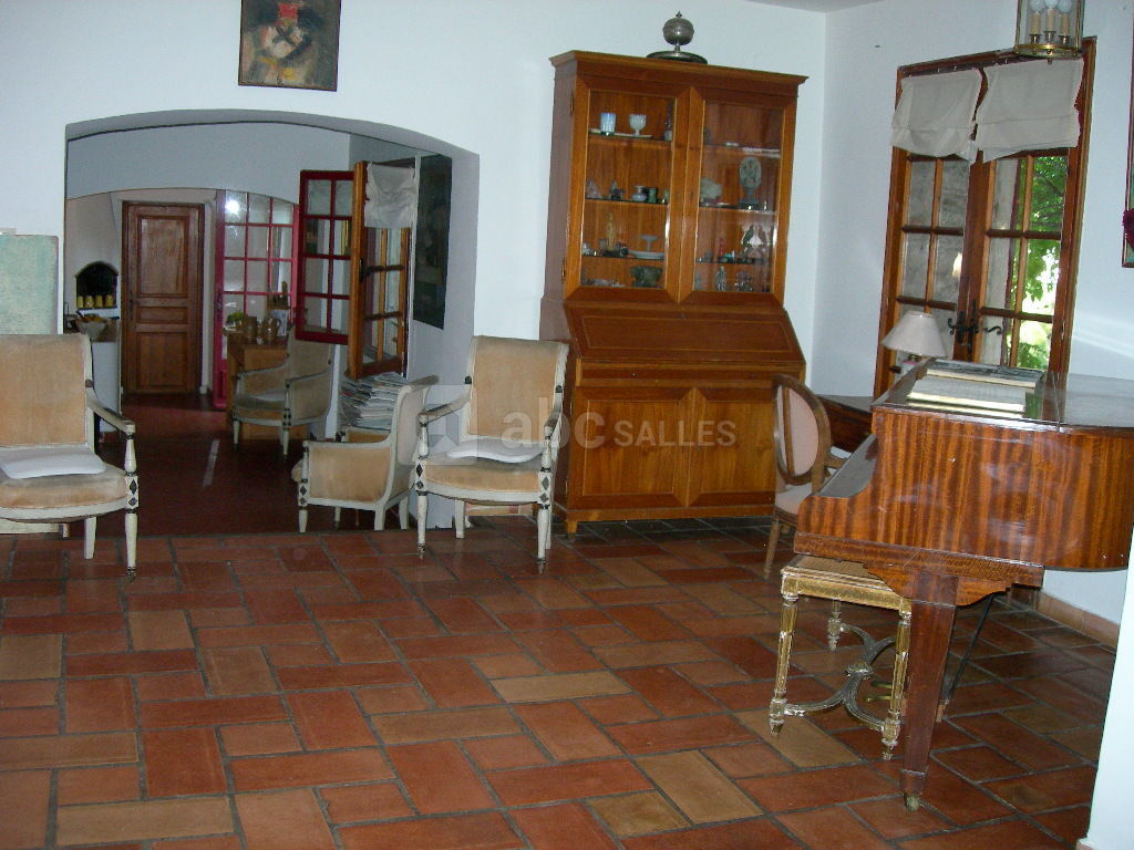 Vue intérieure en enfilade du salon , salle à manger, cuisine à l'américaine