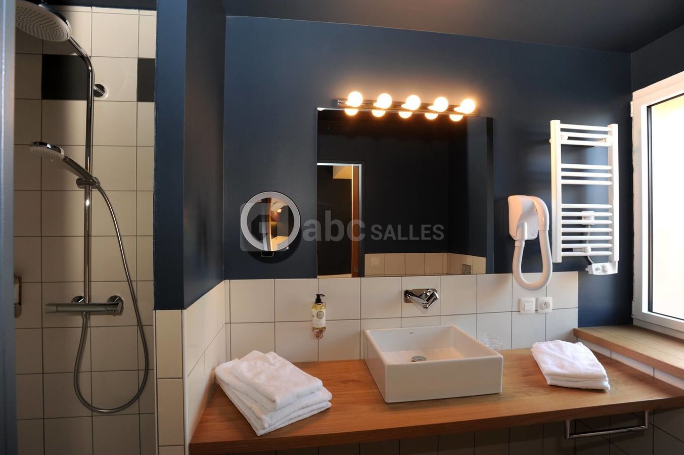 La salle de bain de la chambre bleue