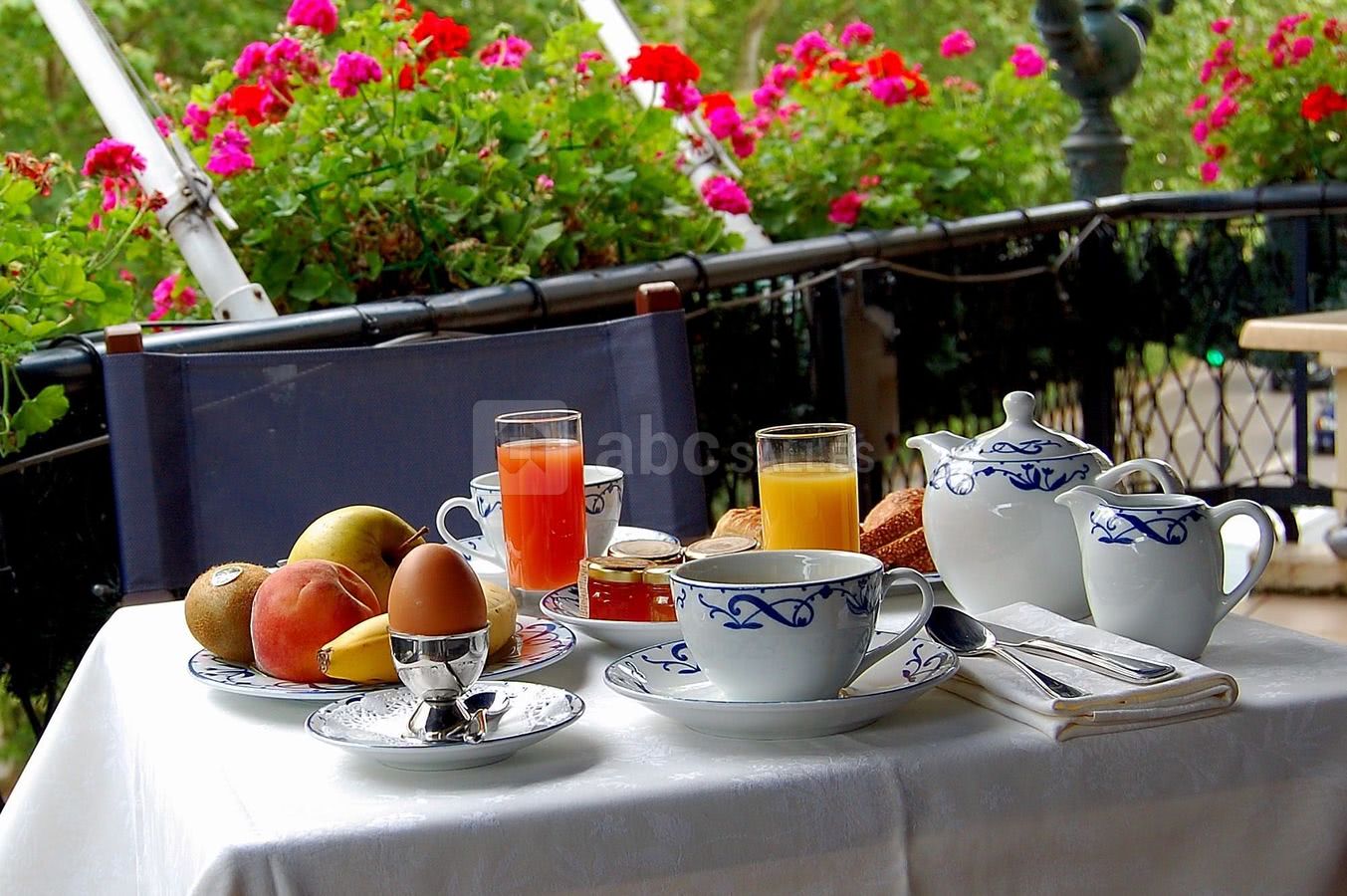 Petit déjeuner sur la terrasse face au lac et ses jardins