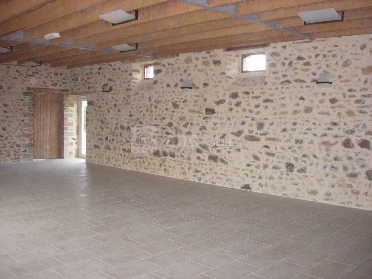 La salle et ses murs à pierre vue