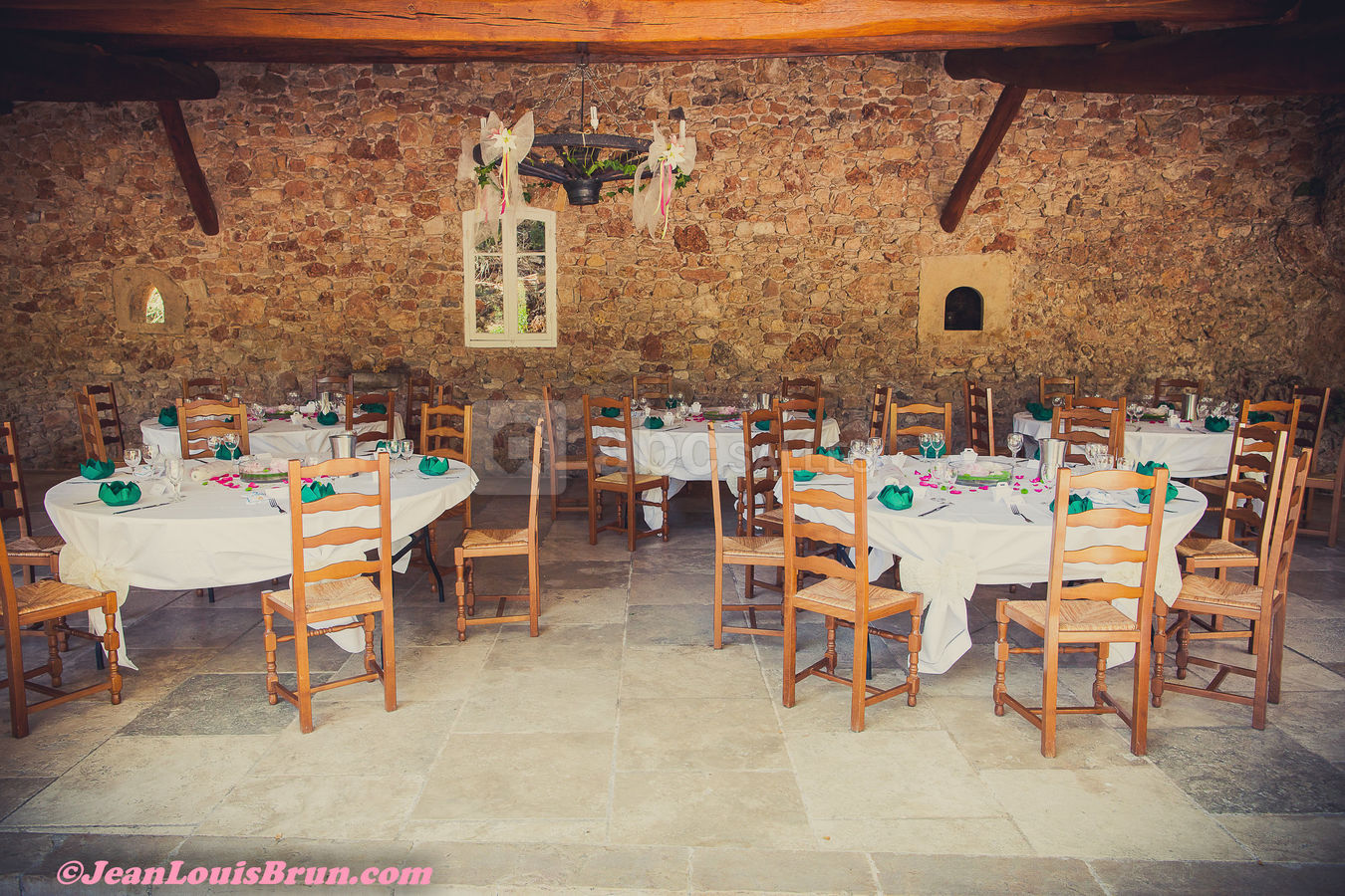 Tables rondes en terrasse