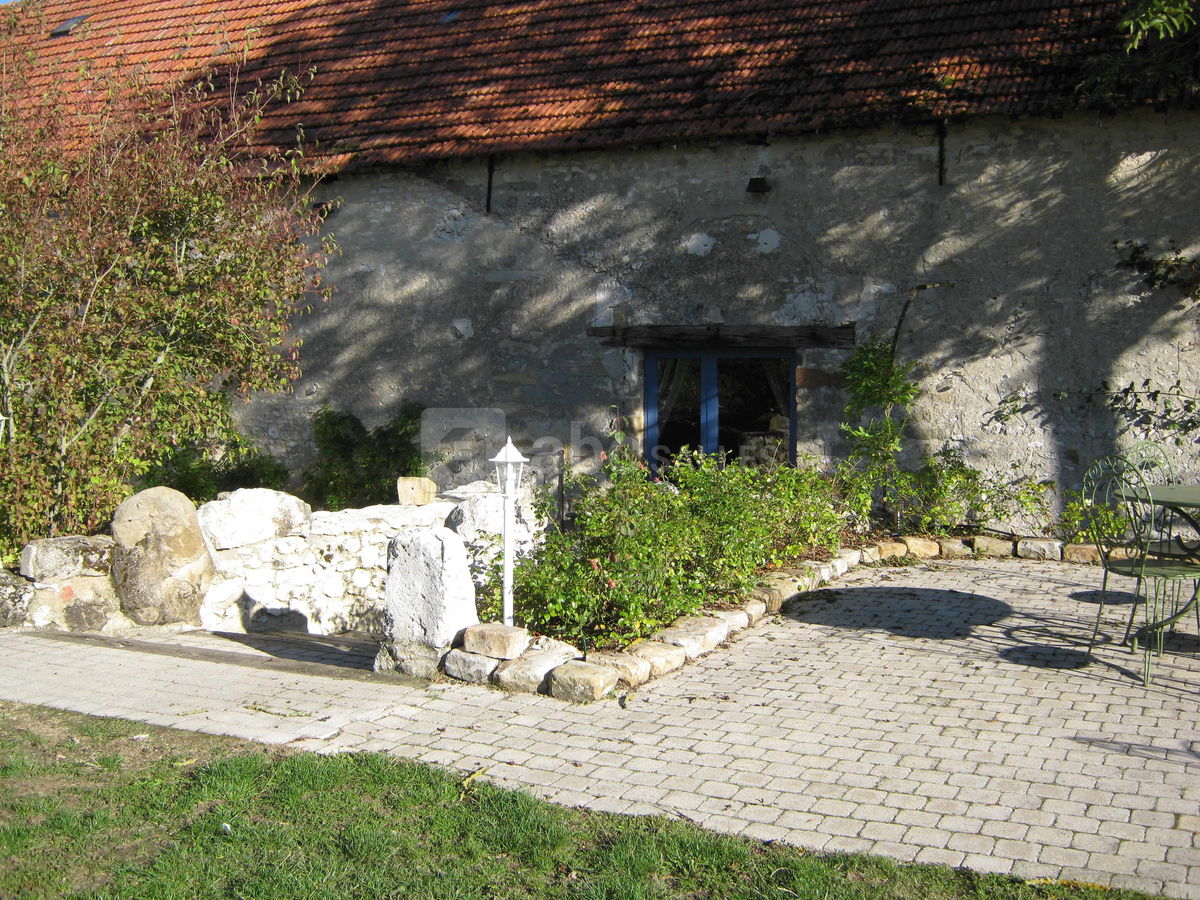 Ferme de la haute maison - l'entrée de la salle et l'une de ses terrasses