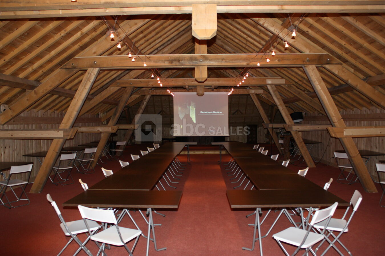La salle plénière boisée à l'étage