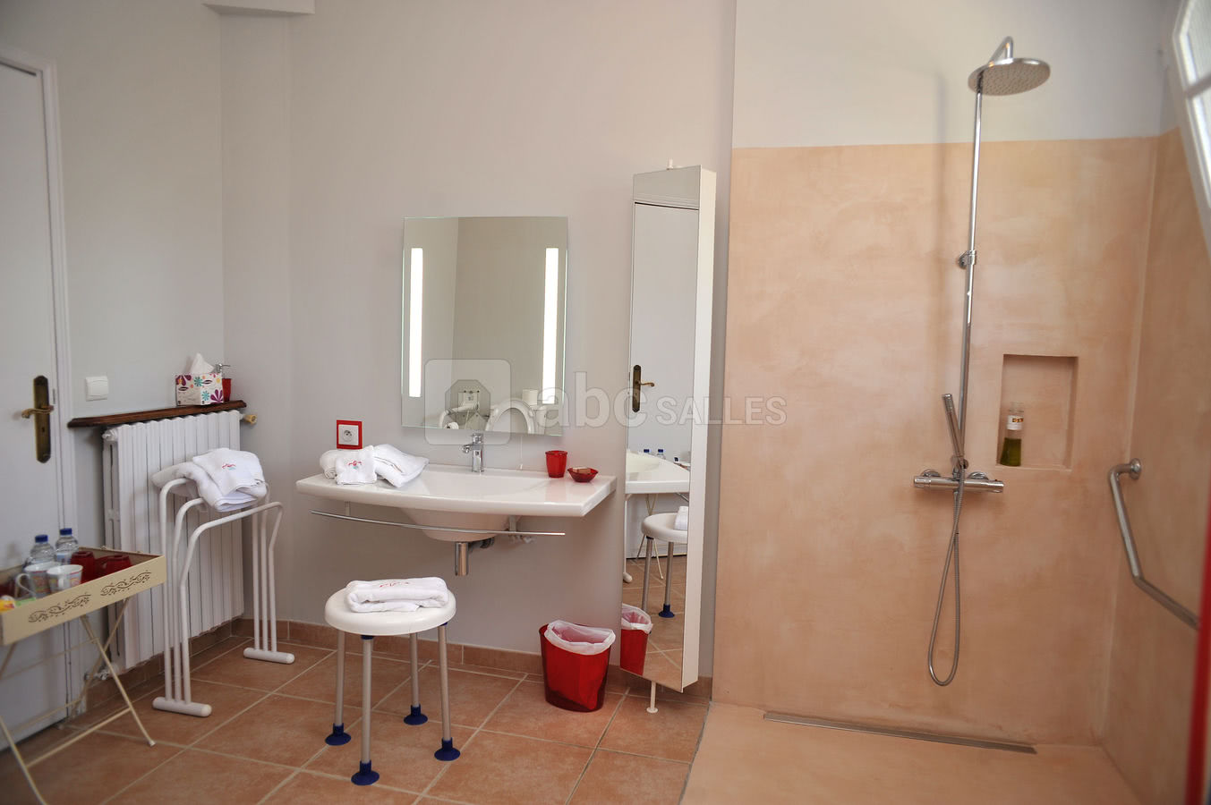 Salle de douche qu'importe le flacon