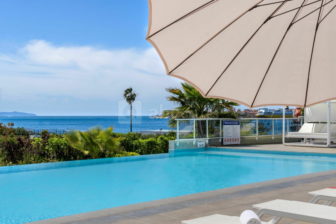 Piscine chauffée et vue mer