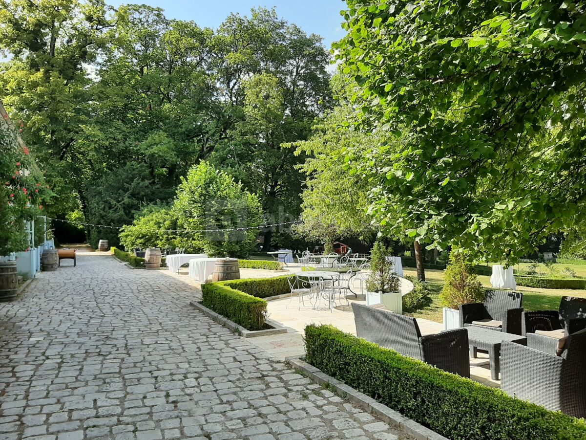 Grande terrase pavée avec salons