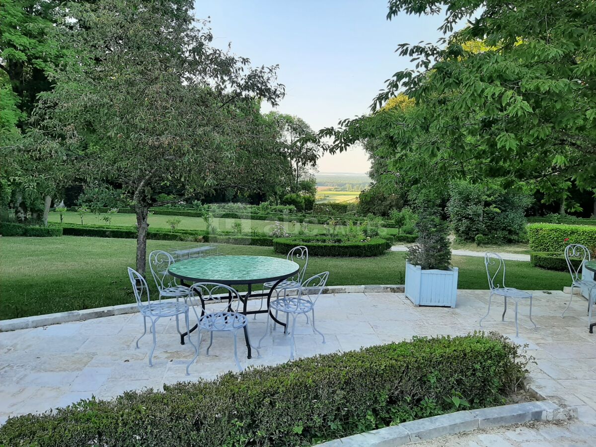 Grande terrasse pavée avec mobilier de jardin