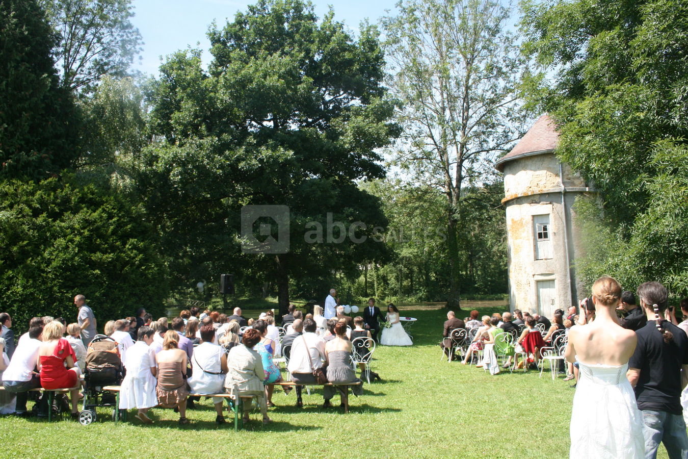 Devant le clocher du pigeonnier