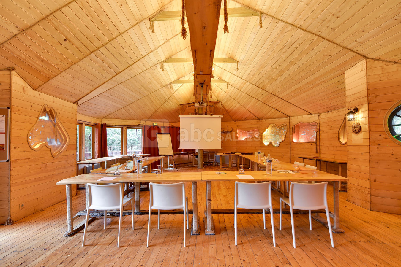 Salle dans les arbres