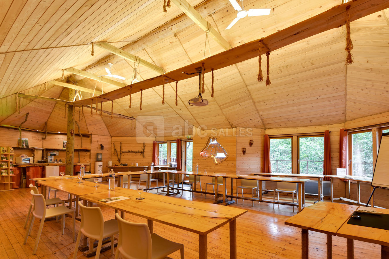 Salle dans les arbres