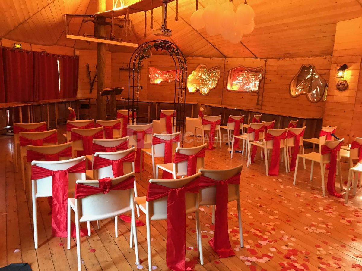 Mariage en salle dans les arbres