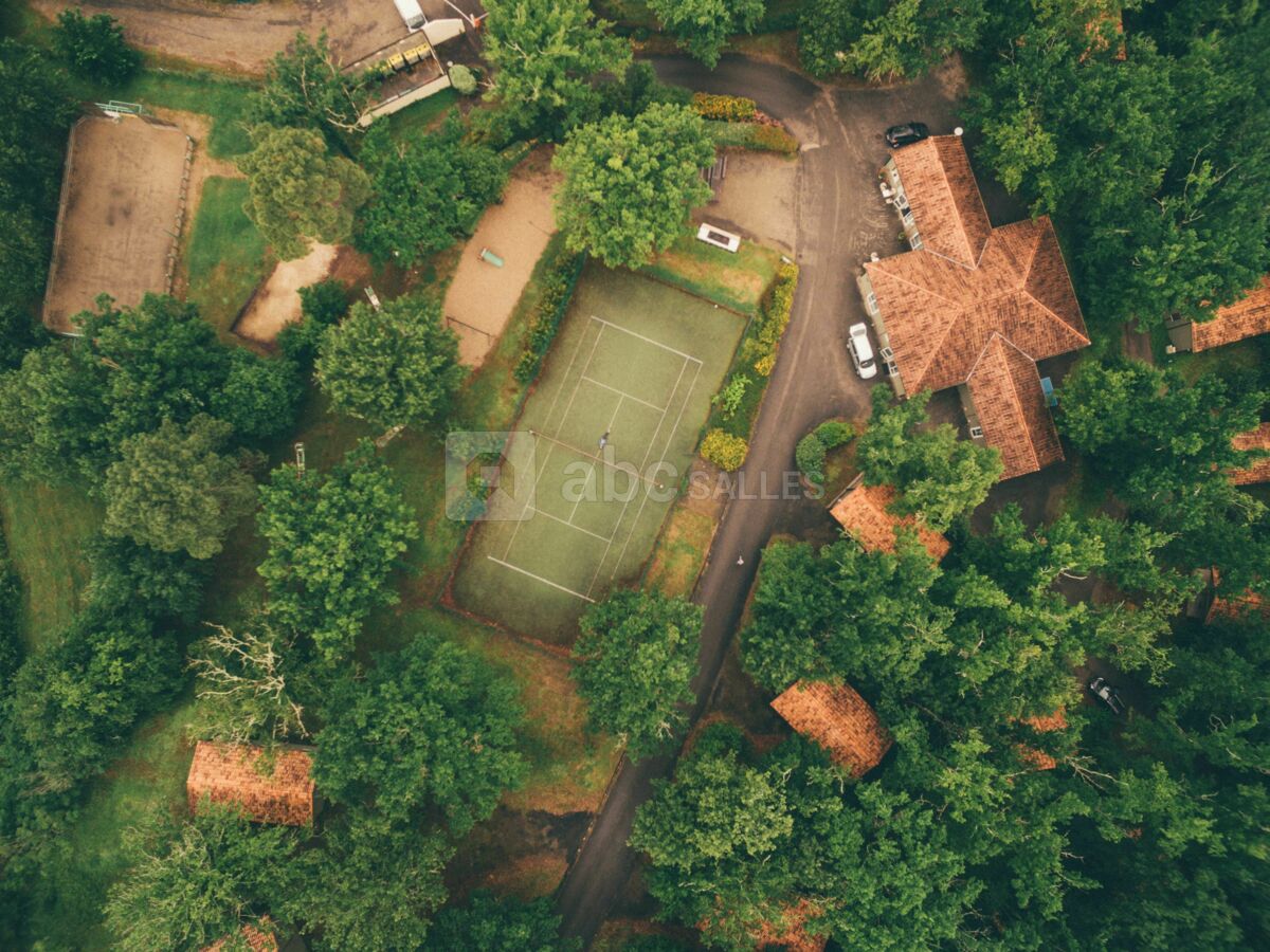 Vue du ciel - Réception - Salle - Tennis - BBQ