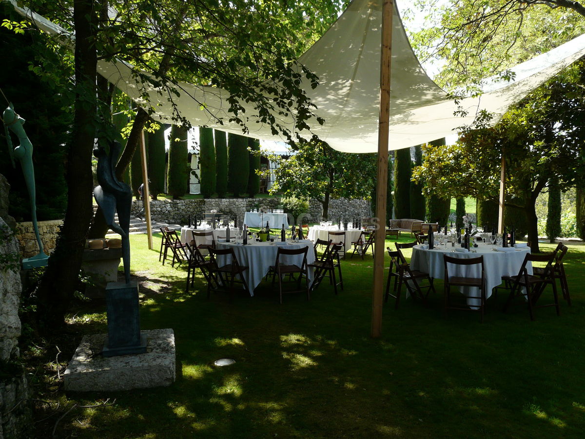 Terrasse aux magnolias sous voile
