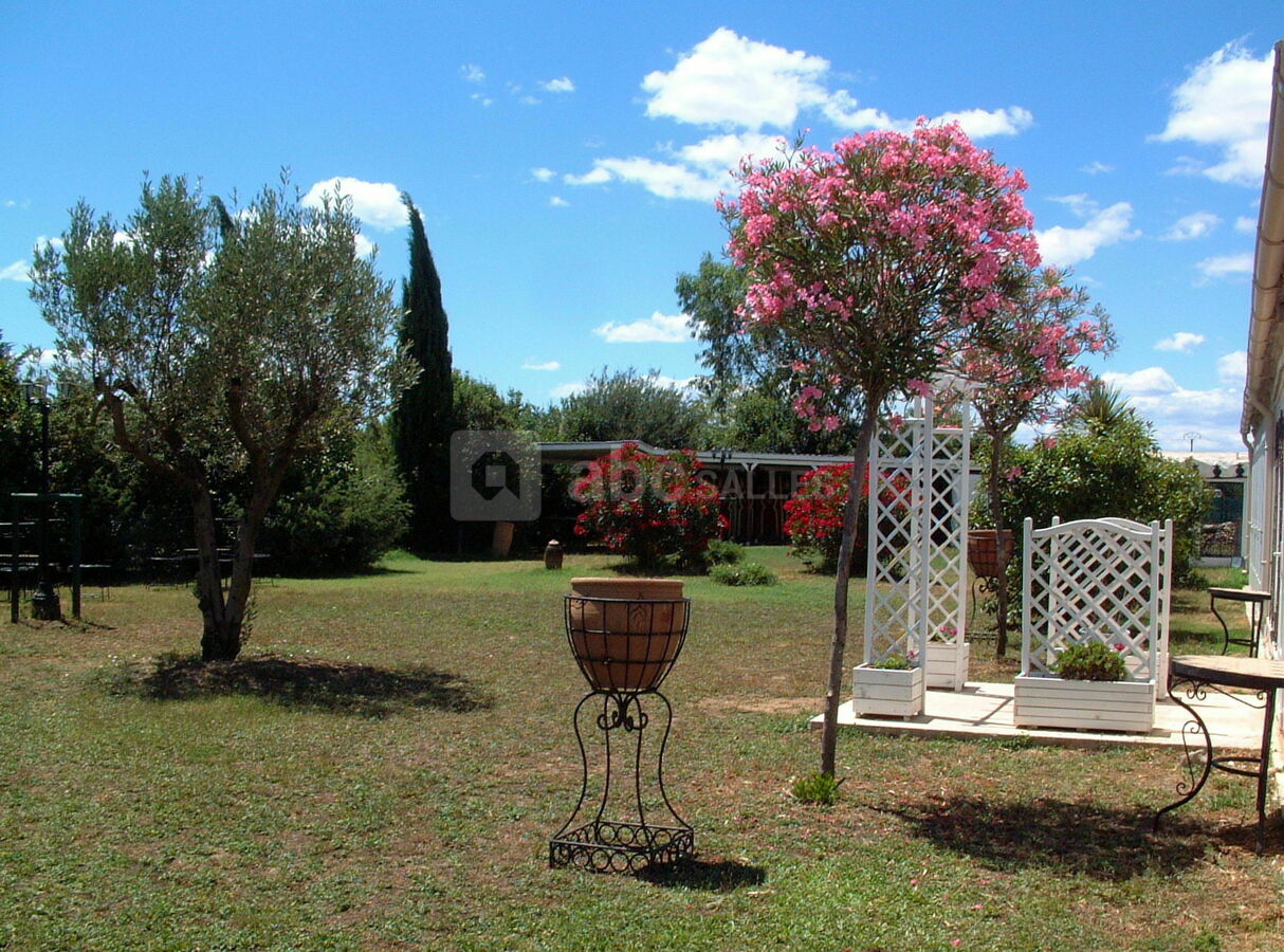 Jardin devant la salle et Pergolas