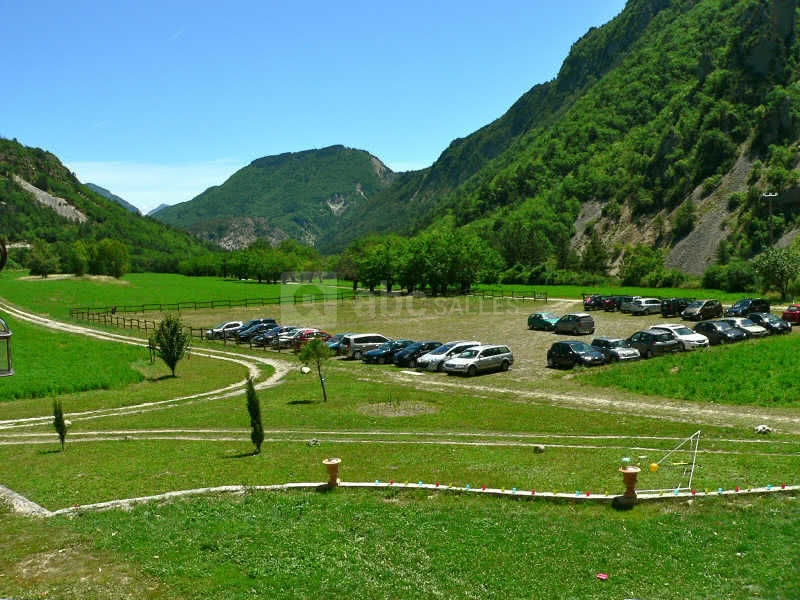 150 places de parking