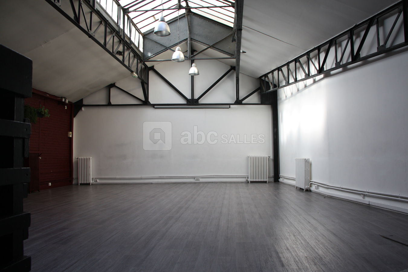 Salle verrière vide en journée