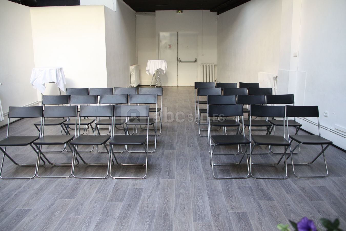 Salle bar en mode réunion