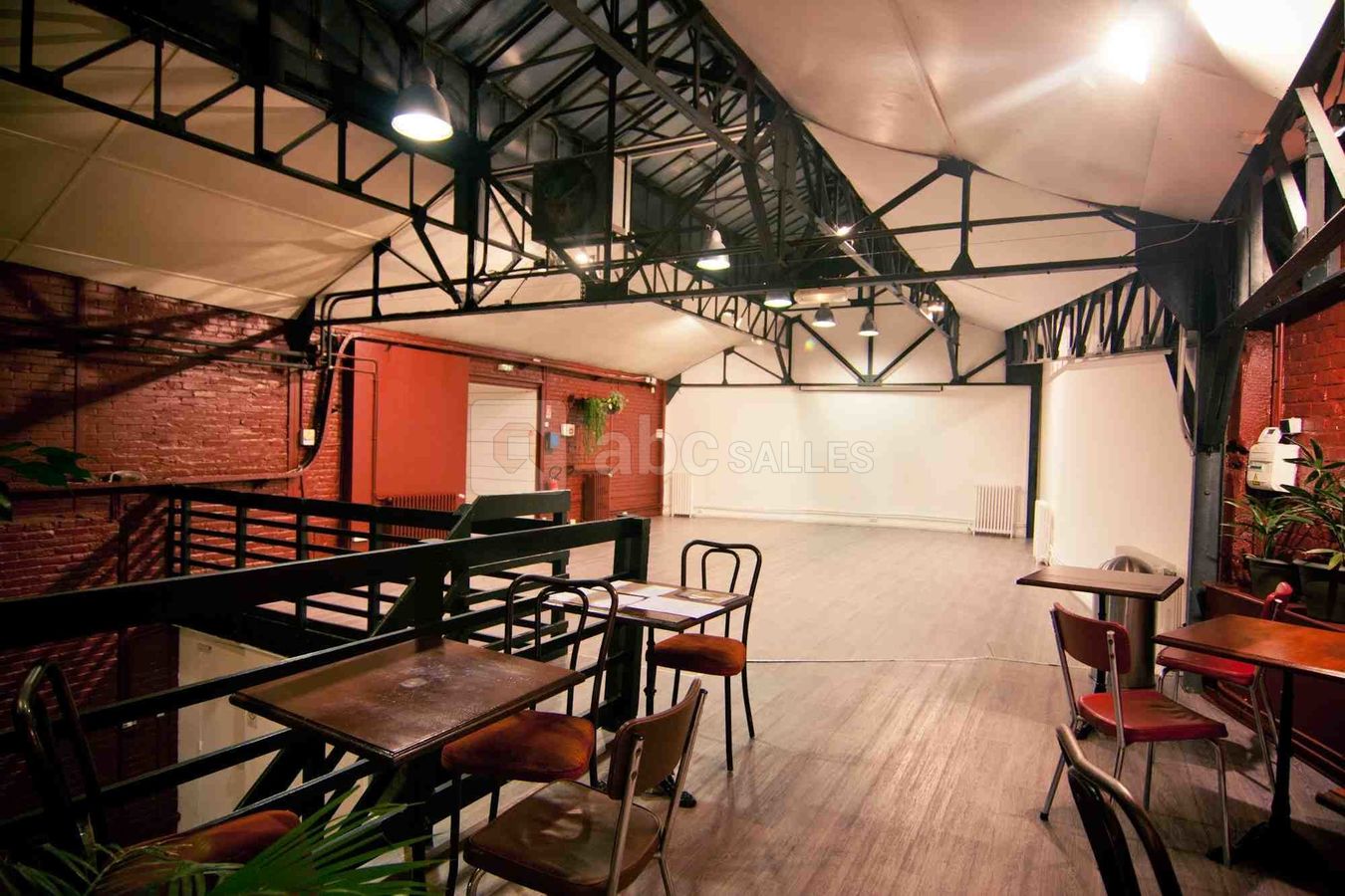 Salle verrière vide le soir