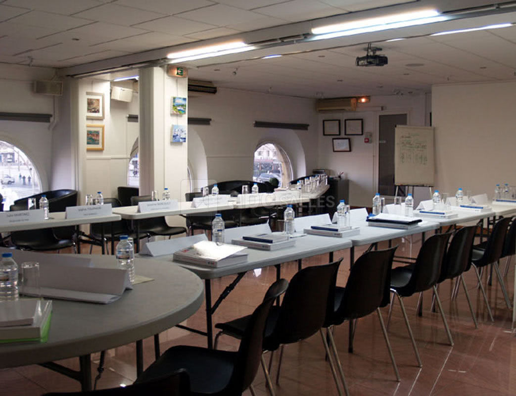 Salle en mode réunion de travail