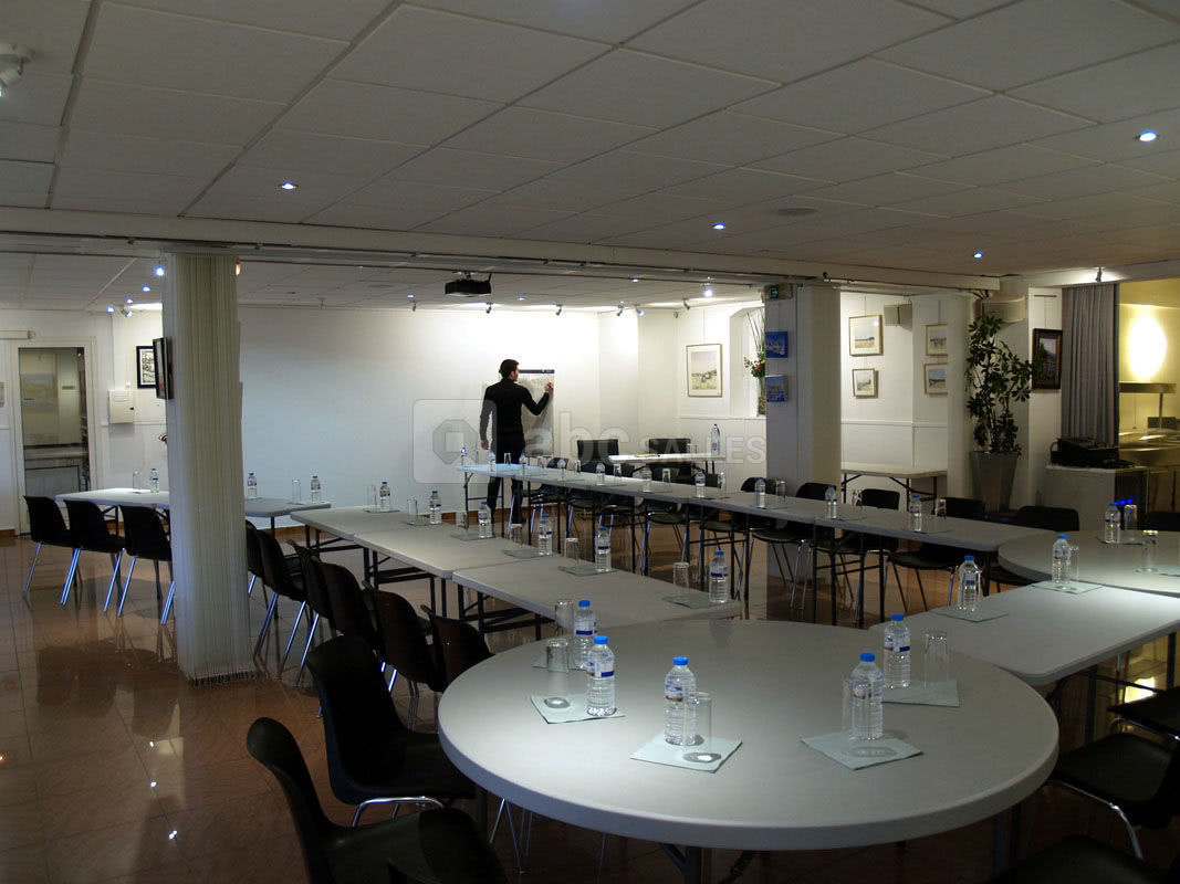 Salle en mode réunion de travail