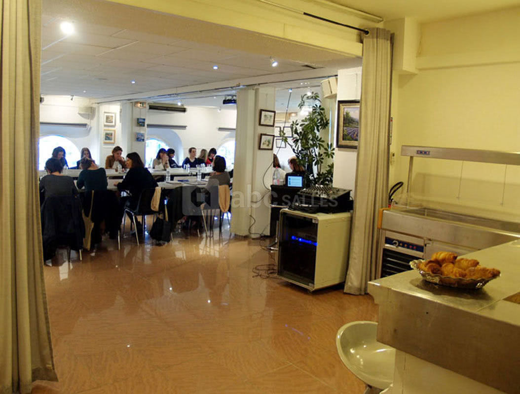 Salle en mode réunion de travail