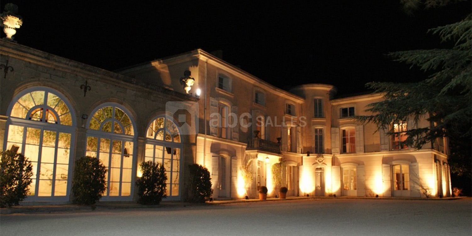 Cour du Château d'Aphéran de nuit