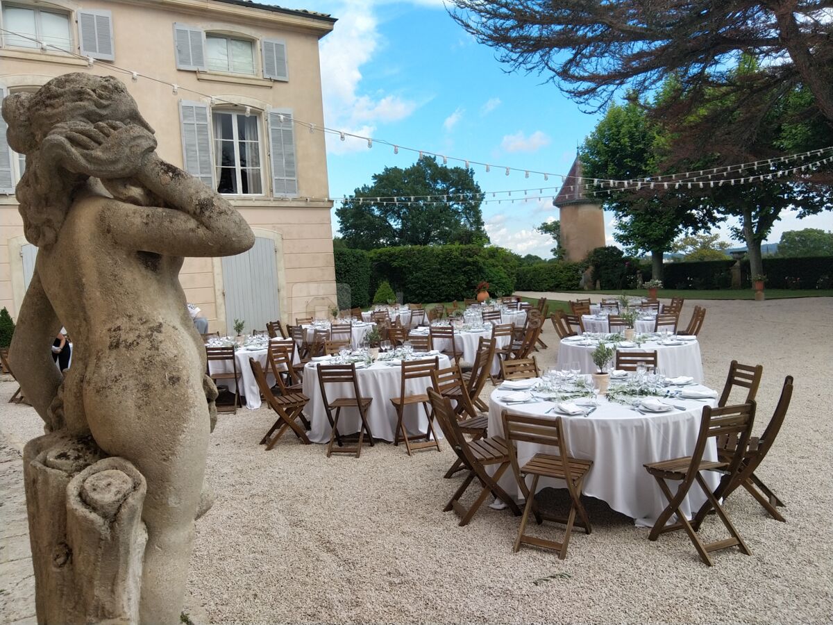 Cour d'Honneur château d'Alphéran