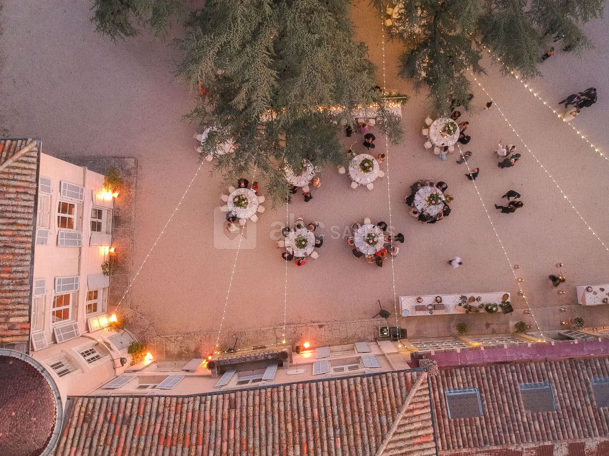 Diner sur la terrasse du Château d'Alphéran