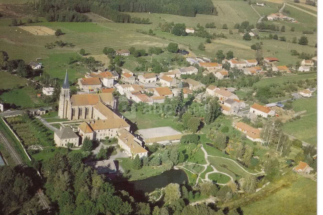 Vue aérienne - abbaye et le village d'autrey