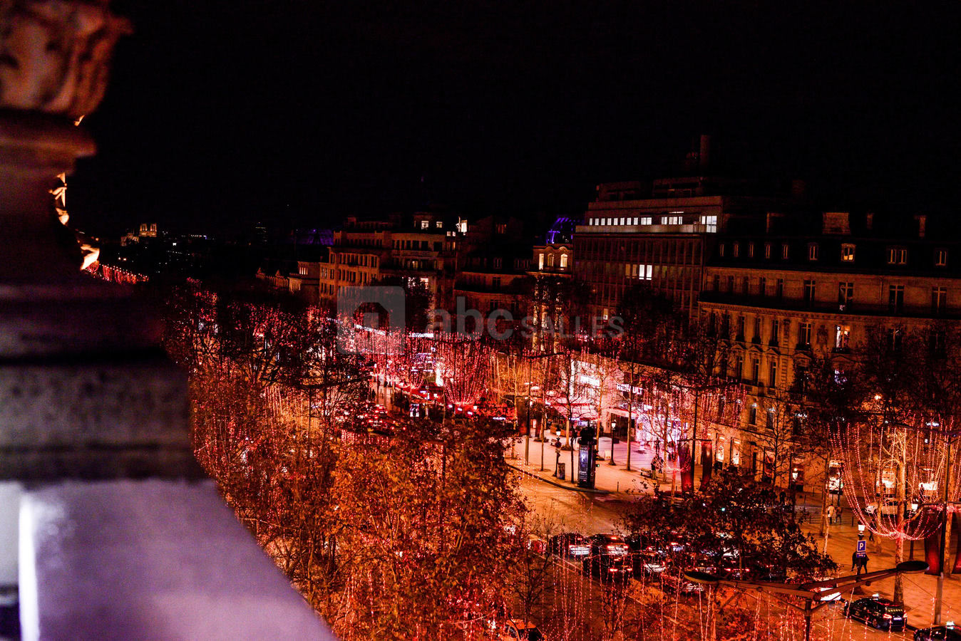 Vue de nuit de la terrasse sur tout les monuments de Paris