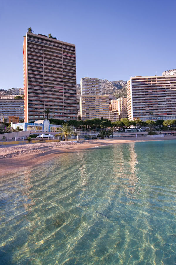 Plage du larvotto à monaco