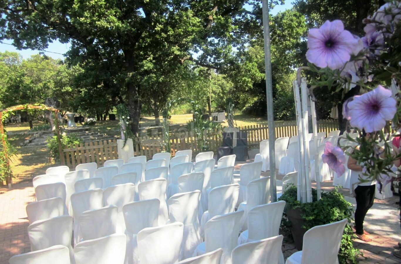 Mariage rangées terrasse fleurs