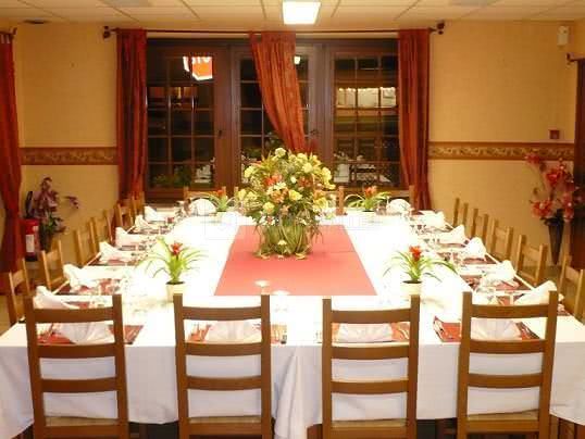 Salon agencé pour repas de fête