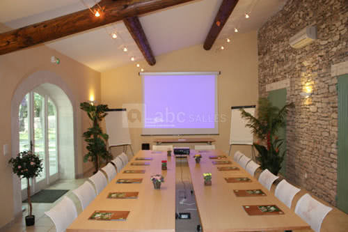 Salle de réunion avec écran