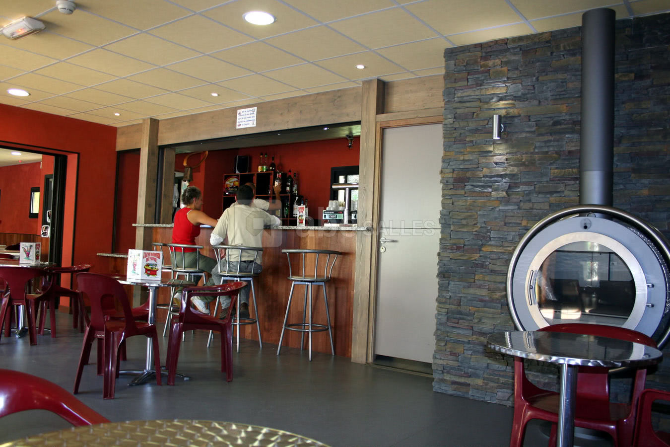 Le bar et sa cheminée
