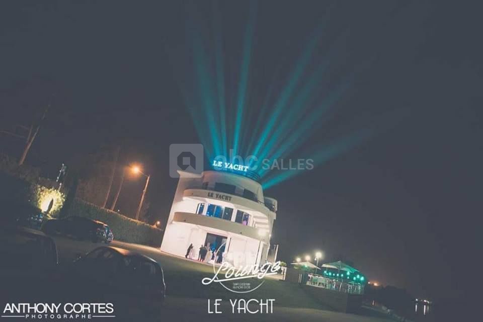 Le Yacht, le soir s'illumine