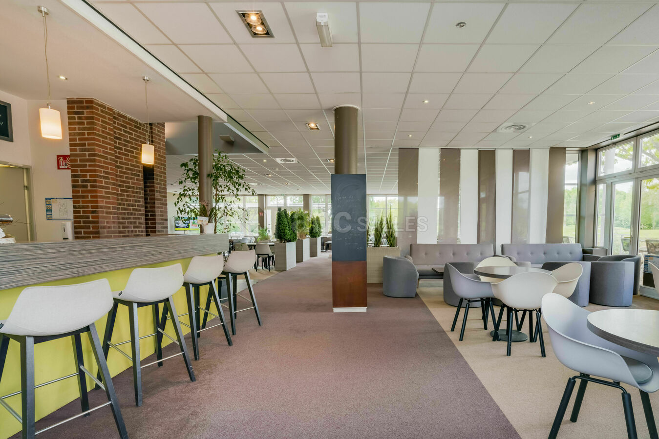 Bar et petit salon